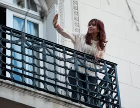 Cristina Fernández de Kirchner desde su balcón en su casa de Constitución