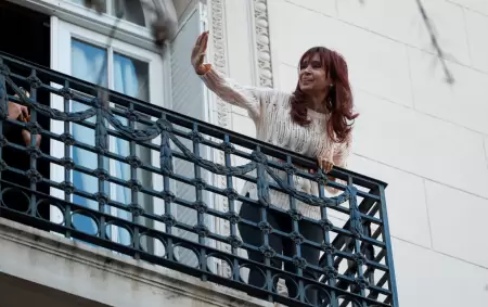 Cristina Fernández de Kirchner desde su balcón en su casa de Constitución