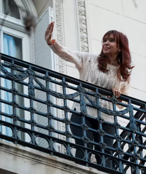 Cristina Fernández de Kirchner desde su balcón en su casa de Constitución