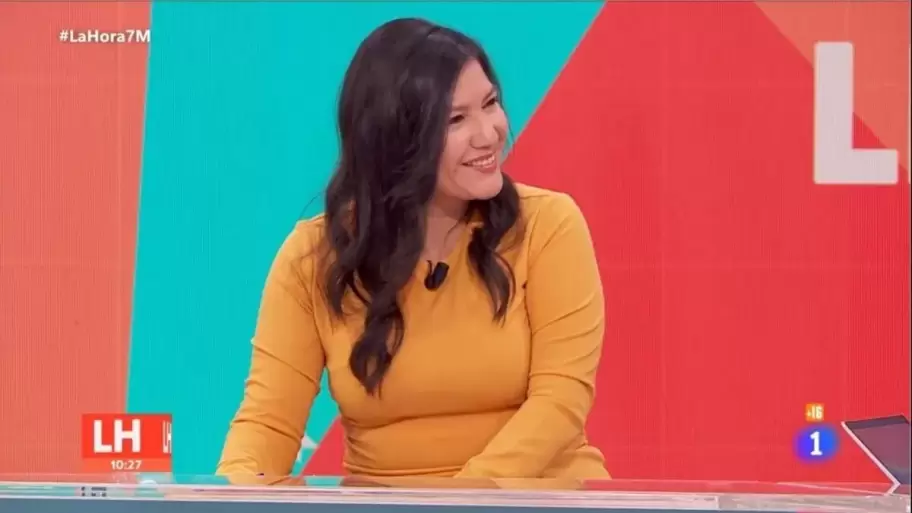 Laura Arroyo se destaca por sus comentarios políticos en la televisión española.