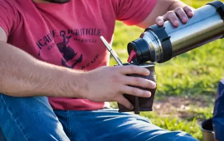 Tomar mate al aire libre con un termo térmico que mantiene la temperatura por horas es tendencia en Chile.
