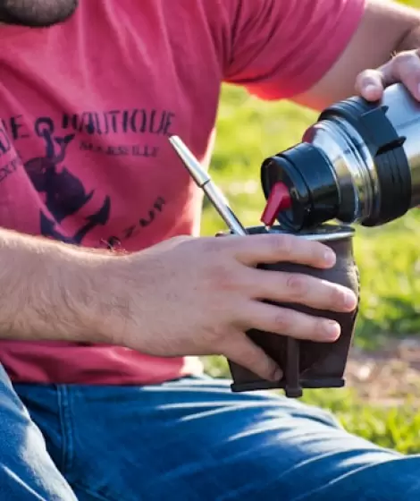 Tomar mate al aire libre con un termo térmico que mantiene la temperatura por horas es tendencia en Chile.