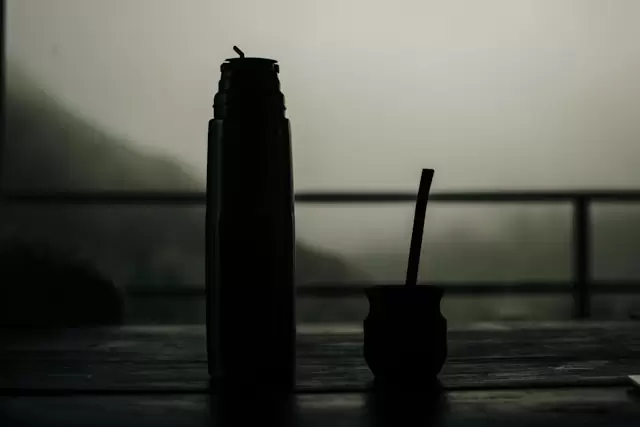 Termo y matero en silueta: conservar el sabor también es una cuestión de ritual.