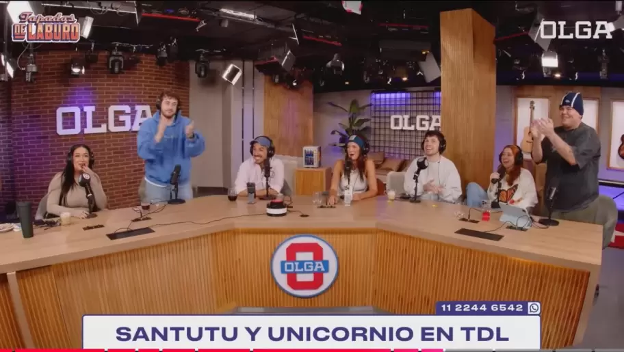 Los streamers Santutu y Mortedor de pie y aplaudiendo tras mencionar la condena a Cristina Fernández de Kirchner.