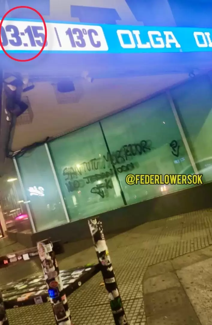Las pintadas en Olga ya estaban desde las 3:15 de la madrugada.