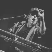 Después del escándalo en Colombia, Andrés Calamaro vuelve a Argentina