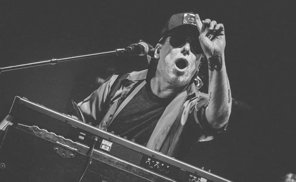 Después del escándalo en Colombia, Andrés Calamaro vuelve a Argentina