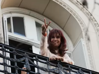 Cristina saluda desde su casa en Constitución