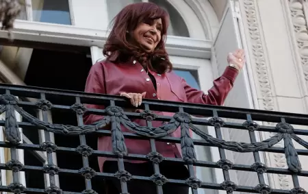 Cristina saluda desde su casa en Constitución.