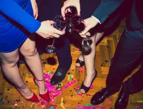 Le negó un vino en un cumpleaños y casi lo mata