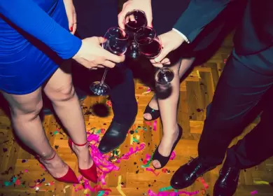 Le negó un vino en un cumpleaños y casi lo mata