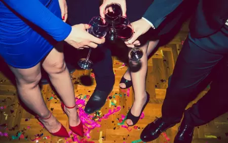 Le negó un vino en un cumpleaños y casi lo mata