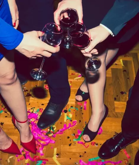 Le negó un vino en un cumpleaños y casi lo mata