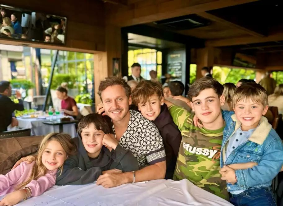Benjamín Vicuña celebró el día del padre junto a sus hijos: Bautista, Beltrán, Benicio, Magnolia y Amancio.