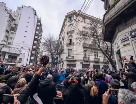 Constitución plagado de vecinos que apoyan a Cristina