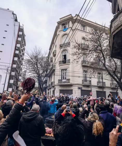 Constitución plagado de vecinos que apoyan a Cristina