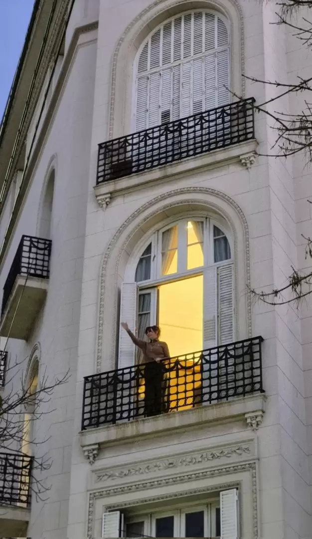 CFK desde el balcón de su casa