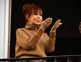 CFK desde el balcón de su casa