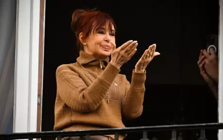 CFK desde el balcón de su casa