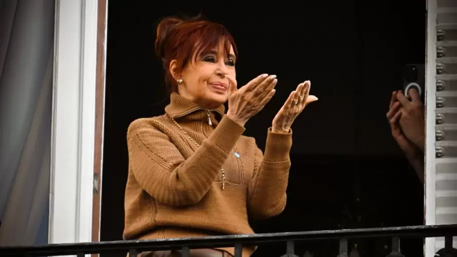 CFK desde el balcón de su casa