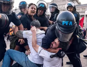 Represión a manos de la PFA - Foto: Kaloian Santos
