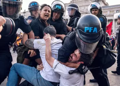 Represión a manos de la PFA - Foto: Kaloian Santos