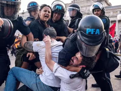 Represión a manos de la PFA - Foto: Kaloian Santos