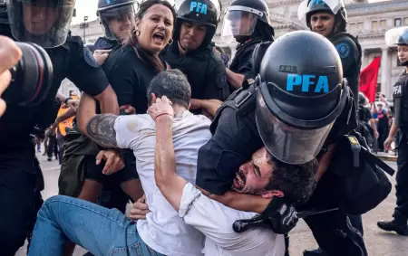 Represión a manos de la PFA - Foto: Kaloian Santos