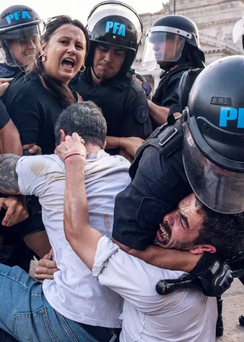 Represión a manos de la PFA - Foto: Kaloian Santos