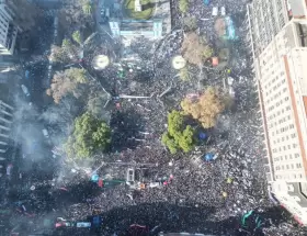 Masiva movilización a Plaza de Mayo en repudio a la proscripción de CFK