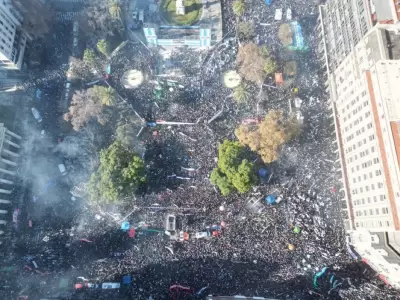 Masiva movilizacin a Plaza de Mayo en repudio a la proscripcin de CFK