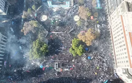 Masiva movilización a Plaza de Mayo en repudio a la proscripción de CFK
