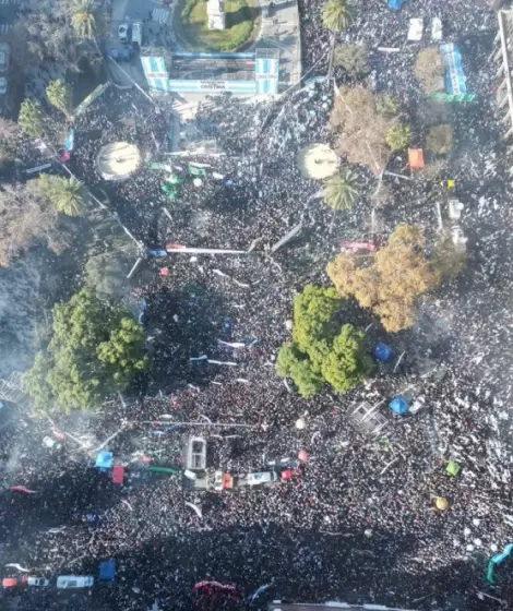 Masiva movilización a Plaza de Mayo en repudio a la proscripción de CFK