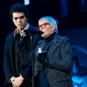 Teresa Parodi gan el Gardel y dijo "no al vaciamiento cultural" y "al discurso del odio" del gobierno de Milei