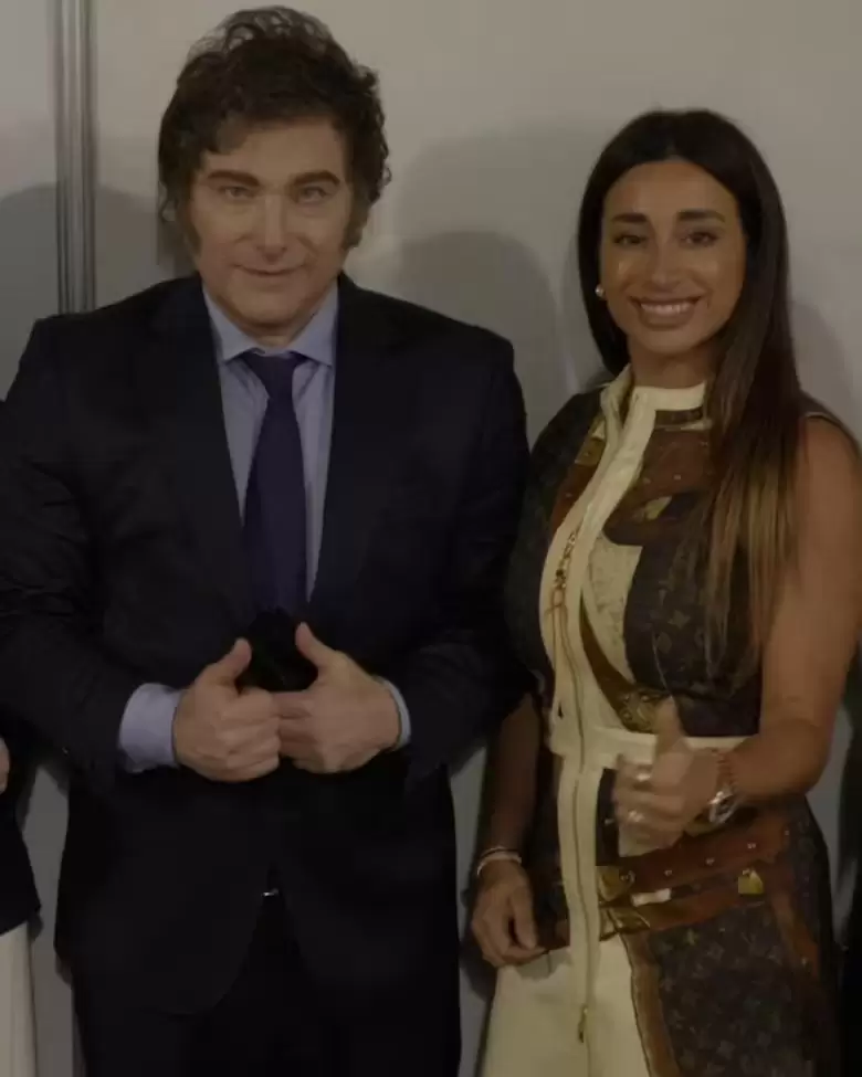 Javier Milei y la acusada como "valijera" Laura Beln Arrieta.