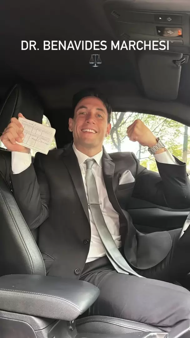 Momo mostr su felicidad al recibirse de abogado