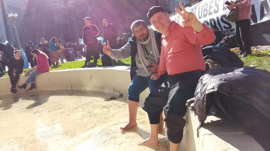 Militantes con "las patas en la fuente"