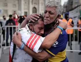Hinchas lloraron la muerte de Maradona