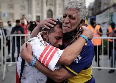 Hinchas lloraron la muerte de Maradona