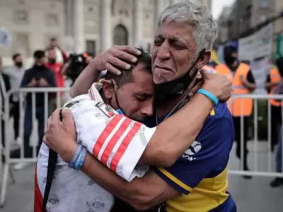 Hinchas lloraron la muerte de Maradona