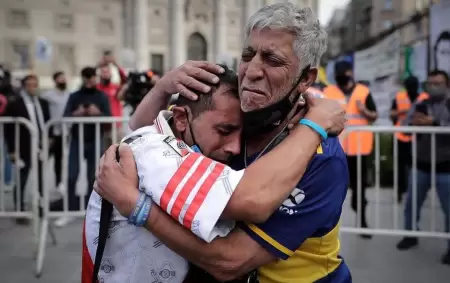 Hinchas lloraron la muerte de Maradona