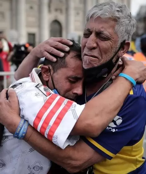 Hinchas lloraron la muerte de Maradona
