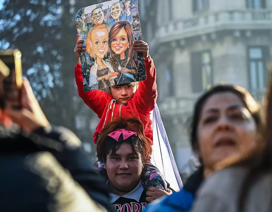 Postales desde la detención de CFK. Fotos: @kaloian.santos