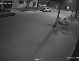 Una imagen de la paliza que le dieron al adolescente en Colón.