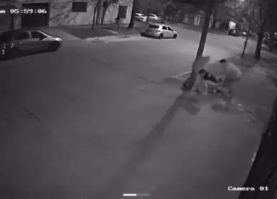 Una imagen de la paliza que le dieron al adolescente en Colón.