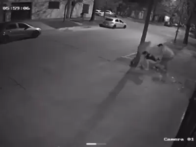 Una imagen de la paliza que le dieron al adolescente en Colón.