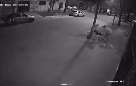 Una imagen de la paliza que le dieron al adolescente en Colón.