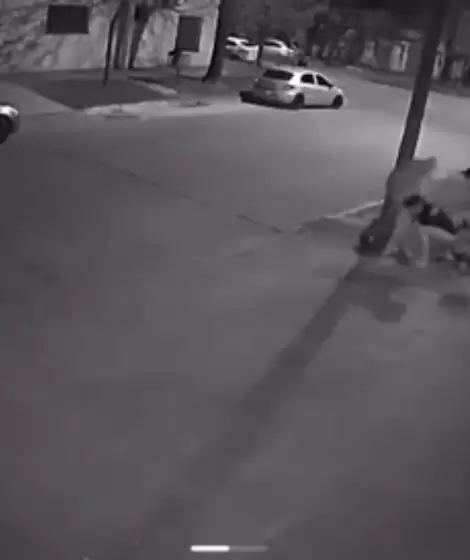 Una imagen de la paliza que le dieron al adolescente en Colón.