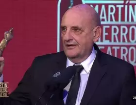 Gabriel "el Puma" Goity al recibir el galardón más esperado de la velada: el Martín Fierro de Oro