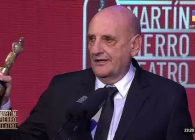Gabriel "el Puma" Goity al recibir el galardón más esperado de la velada: el Martín Fierro de Oro